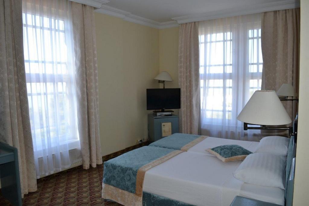 Merit Halki Palace Hotel 헤이벨리아다 외부 사진